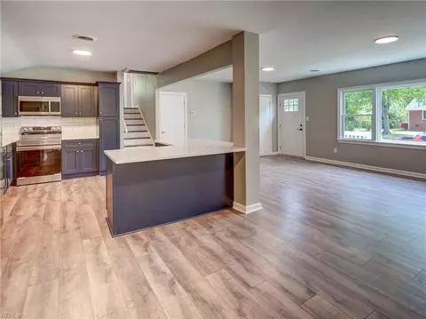 Living - 9 Riverdale Dr, Hampton, VA 23666 photo 3 of 8