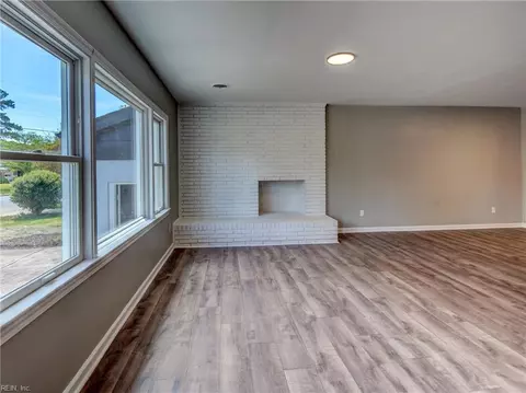 Living - 9 Riverdale Dr, Hampton, VA 23666 photo 2 of 8