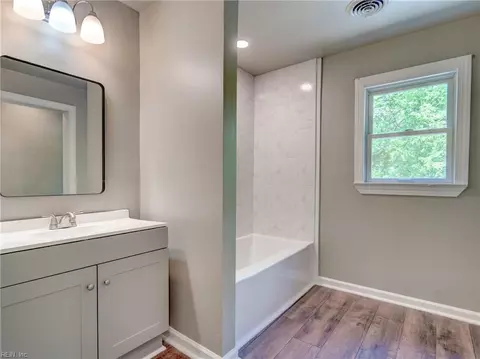Bath - 9 Riverdale Dr, Hampton, VA 23666 photo 3 of 4