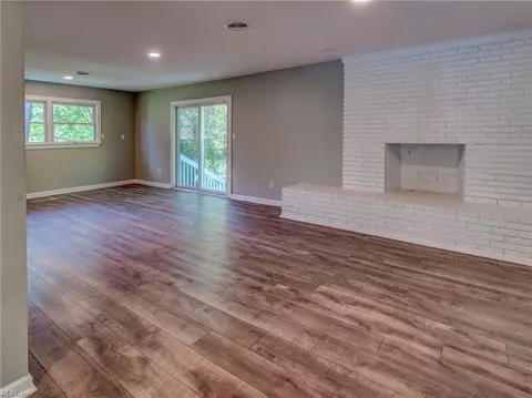 Living - 9 Riverdale Dr, Hampton, VA 23666 photo 4 of 8