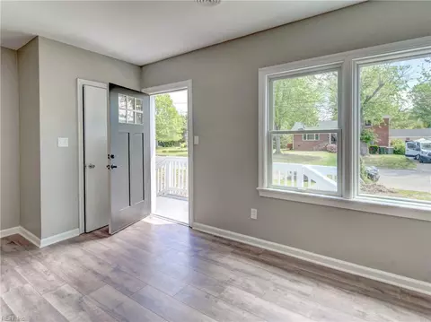 Entry Way - 9 Riverdale Dr, Hampton, VA 23666 photo 1 of 5