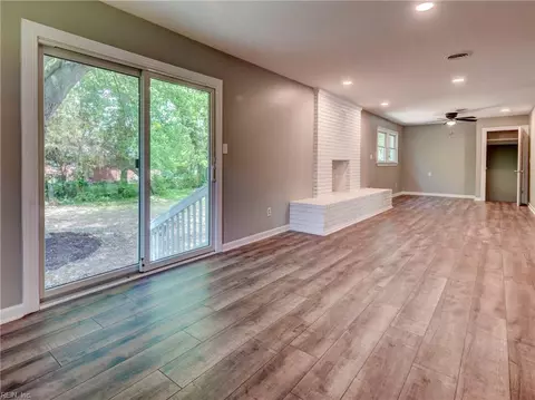 Living - 9 Riverdale Dr, Hampton, VA 23666 photo 7 of 8