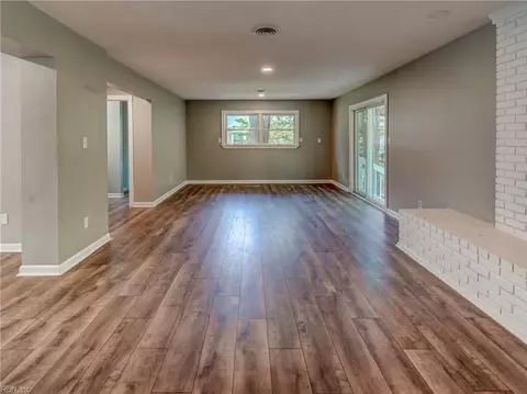 Living - 9 Riverdale Dr, Hampton, VA 23666 photo 5 of 8