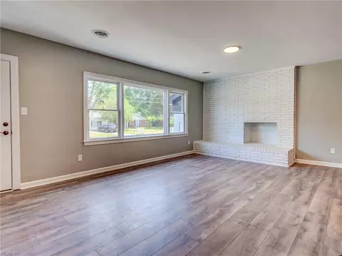 Living - 9 Riverdale Dr, Hampton, VA 23666 photo 8 of 8
