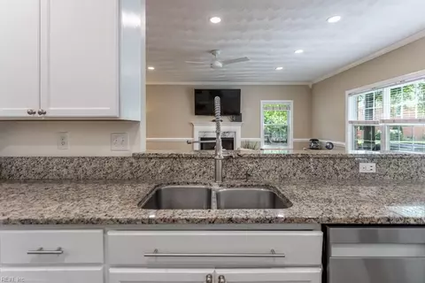 Kitchen - 818 Brookside Arch Arch, Chesapeake, VA 23322 photo 3 of 5