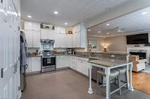 Kitchen - 818 Brookside Arch Arch, Chesapeake, VA 23322 photo 2 of 5