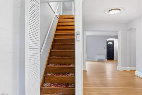 Entry Way - 233 E Bayview Blvd, Norfolk, VA 23503 photo 3 of 4