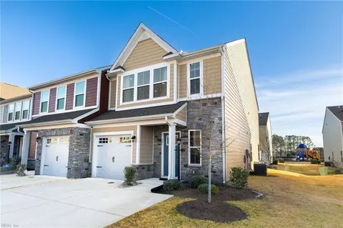 541 Bright Red Rn Run, Chesapeake, VA 23323