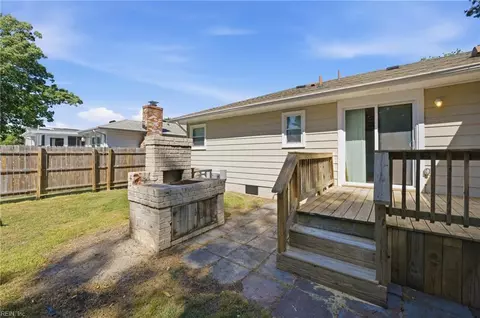 Exterior - 2802 Bending Oak Dr, Hampton, VA 23666 photo 4 of 8