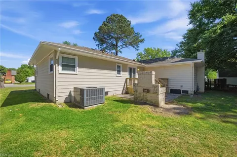 Exterior - 2802 Bending Oak Dr, Hampton, VA 23666 photo 7 of 8