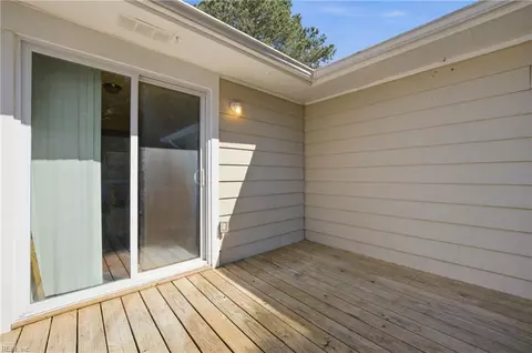 Exterior - 2802 Bending Oak Dr, Hampton, VA 23666 photo 2 of 8
