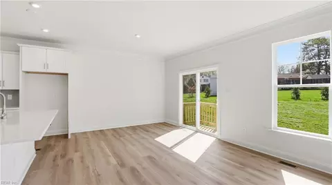Living - 6330 Kellys Pl, Gloucester, VA 23061 photo 2 of 5