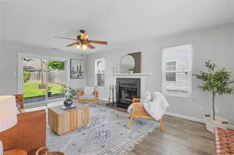 1889 Gershwin Dr, Virginia Beach, VA 23454