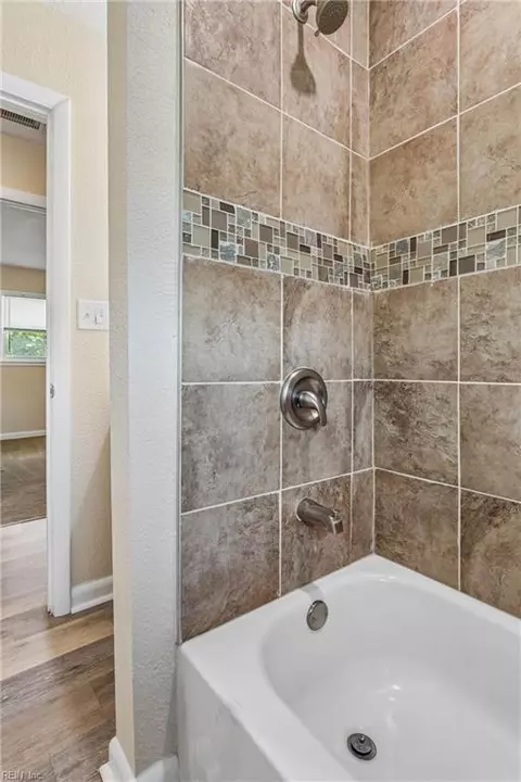 Bath - 6 Barnes Ct, Hampton, VA 23664 photo 4 of 5