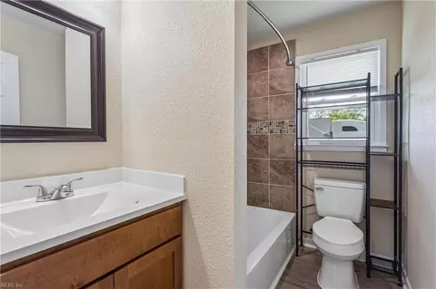 Bath - 6 Barnes Ct, Hampton, VA 23664 photo 3 of 5