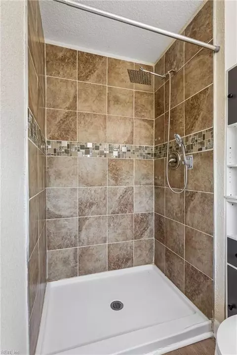 Bath - 6 Barnes Ct, Hampton, VA 23664 photo 2 of 5