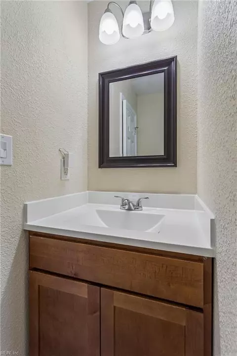 Bath - 6 Barnes Ct, Hampton, VA 23664 photo 5 of 5