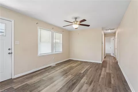 Living - 6 Barnes Ct, Hampton, VA 23664 photo 2 of 4