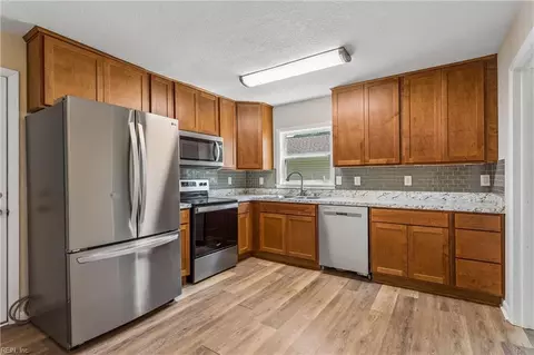 Kitchen - 6 Barnes Ct, Hampton, VA 23664 photo 2 of 3