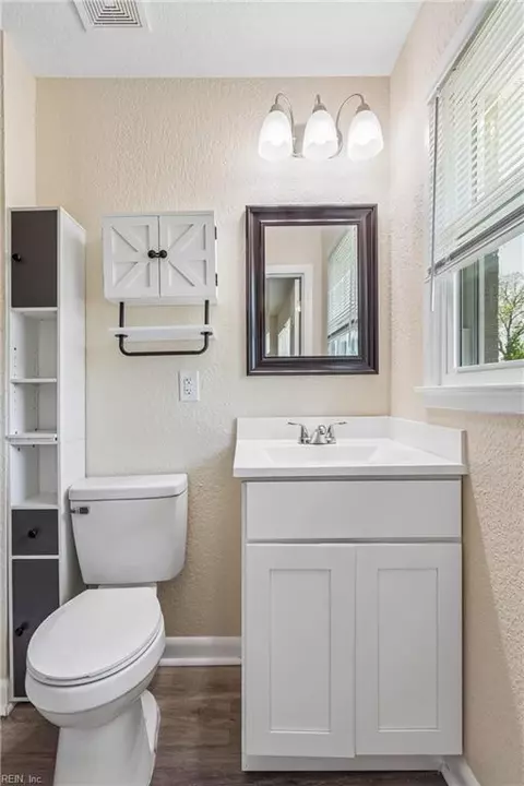 Bath - 6 Barnes Ct, Hampton, VA 23664 photo 1 of 5