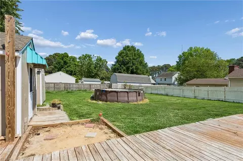 Exterior - 6 Barnes Ct, Hampton, VA 23664 photo 4 of 12