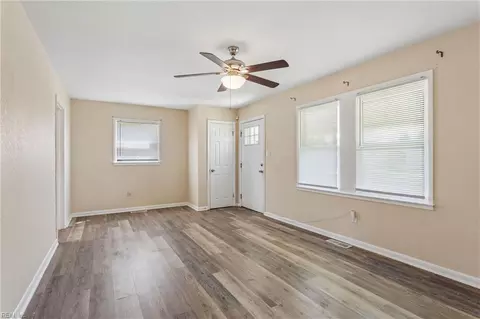 Living - 6 Barnes Ct, Hampton, VA 23664 photo 3 of 4
