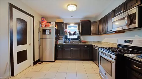 Entry Way - 454 Algonquin Rd, Hampton, VA 23661 photo 2 of 6