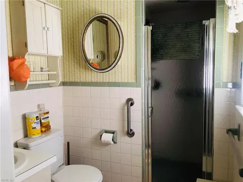 Bath - 552 Crown Cres, Chesapeake, VA 23325 photo 2 of 2
