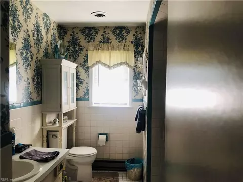 Bath - 552 Crown Cres, Chesapeake, VA 23325 photo 1 of 2
