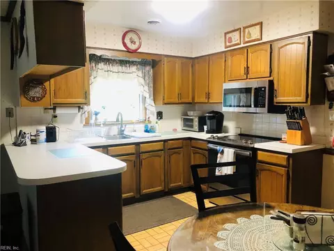 Kitchen - 552 Crown Cres, Chesapeake, VA 23325 photo 1 of 1