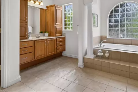 Bath - 2828 Einstein Dr, Virginia Beach, VA 23456 photo 2 of 6
