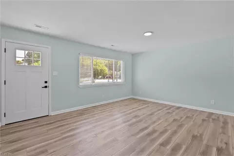 Living - 152 Mann Dr, Chesapeake, VA 23322 photo 2 of 7