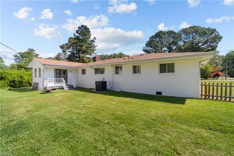 Exterior - 152 Mann Dr, Chesapeake, VA 23322 photo 4 of 7