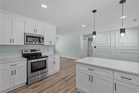 Kitchen - 152 Mann Dr, Chesapeake, VA 23322 photo 2 of 2