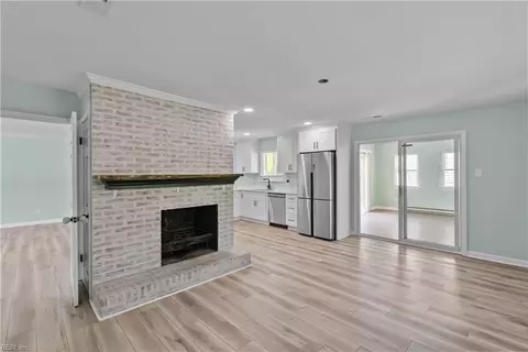 Living - 152 Mann Dr, Chesapeake, VA 23322 photo 5 of 7
