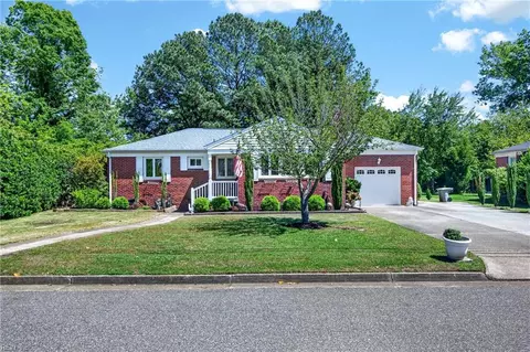 3 Commander Dr, Hampton, VA 23666
