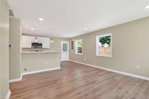Living - 11 Farrington Pl, Hampton, VA 23663 photo 1 of 4