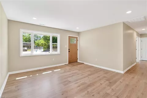 Living - 11 Farrington Pl, Hampton, VA 23663 photo 3 of 4