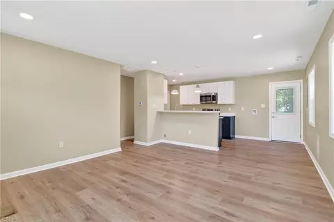 Living - 11 Farrington Pl, Hampton, VA 23663 photo 2 of 4