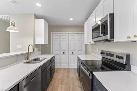 Kitchen - 11 Farrington Pl, Hampton, VA 23663 photo 1 of 3
