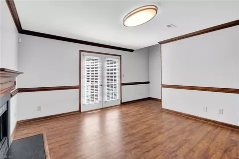 Living - 16 Academy Ln, Hampton, VA 23669 photo 2 of 4