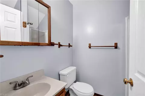 Bath - 16 Academy Ln, Hampton, VA 23669 photo 3 of 3