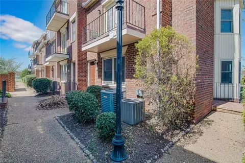 16 Academy Ln, Hampton, VA 23669