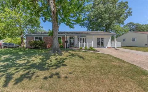 3428 S Plaza Trl, Virginia Beach, VA 23452