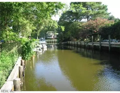 5609 Meer St, Virginia Beach, VA 23451