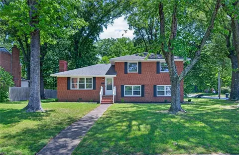 2 Larchmont Cres, Newport News, VA 23606