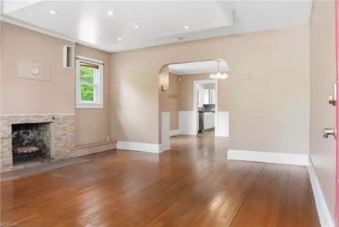 Living - 801 Gloucester St, Hampton, VA 23661 photo 2 of 5