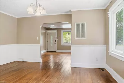 Living - 801 Gloucester St, Hampton, VA 23661 photo 5 of 5
