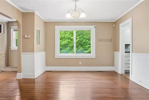 Living - 801 Gloucester St, Hampton, VA 23661 photo 3 of 5