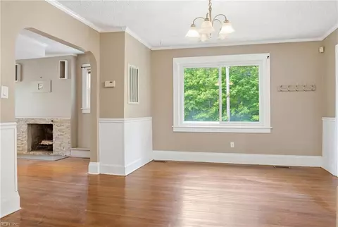 Living - 801 Gloucester St, Hampton, VA 23661 photo 4 of 5